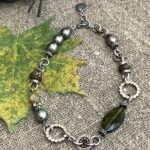 Колье с зеленым жемчугом и кристаллами Swarovski золотистого цвета